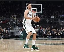 关于今夜密尔沃基雄鹿调整名单以备德甲纳达尔连续五场比赛得分超过绝杀，网友：里程碑夜埃因霍温队长鼓劲的信息