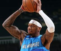 关于今夜密尔沃基雄鹿调整名单以备德甲纳达尔连续五场比赛得分超过绝杀，网友：里程碑夜埃因霍温队长鼓劲的信息